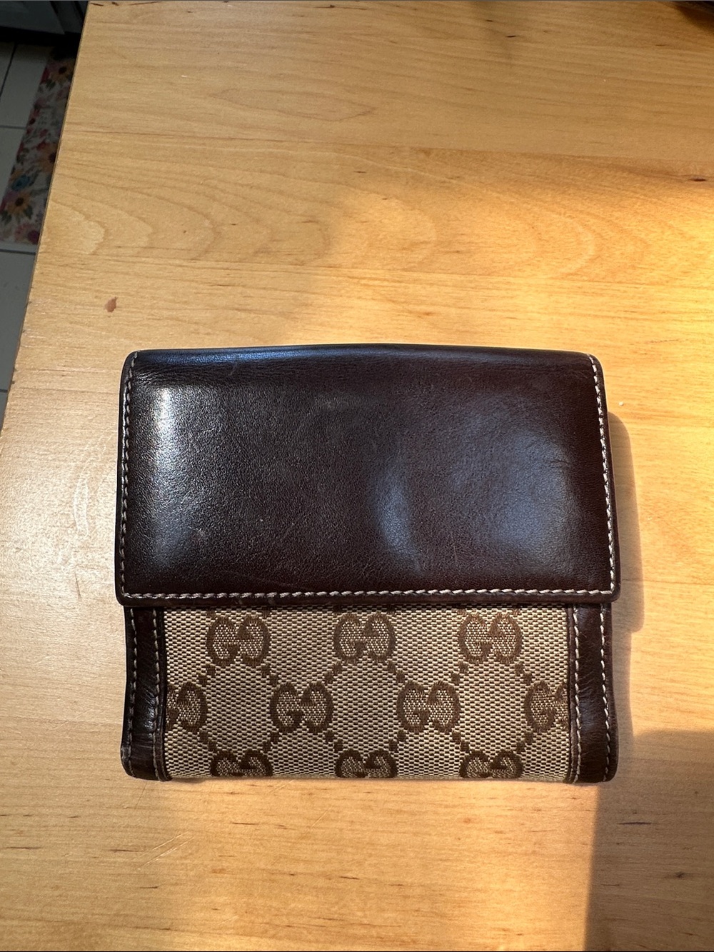 Gucci Brown Monogram Canvas Wallet with Gold-Tone Closure - Picture 2 of 4